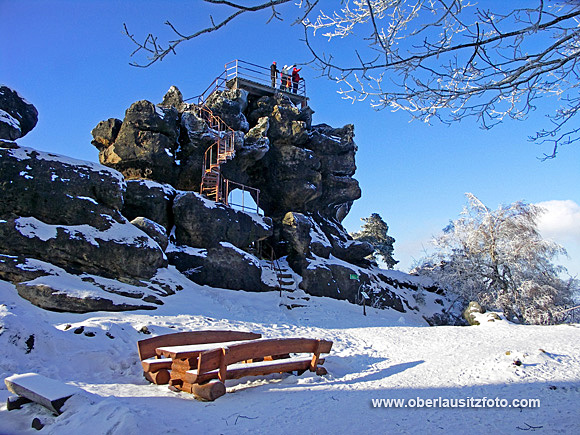 Foto von Peter Hennig PIXELWERKSTATT Das Felsentor auf dem Töpfer im Zittauer Gebirge im Winter.